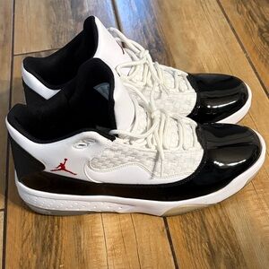 Air Jordan aura 2 mid mens 12 like new black white
